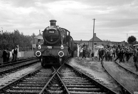 The last train - Cookham Manor at the head of the farewell excursion leaves Cerney